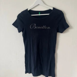 Marinblå kortärmad tröja - Silver glittrig text i fram