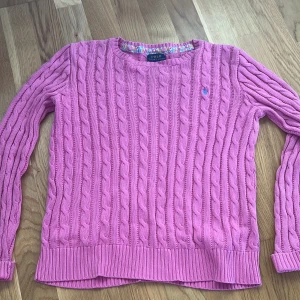 Ralph Lauren kabelstickad tröja - Super gullig rosa ralph lauren tröja. Perfekt nu till sommaren som en pullover