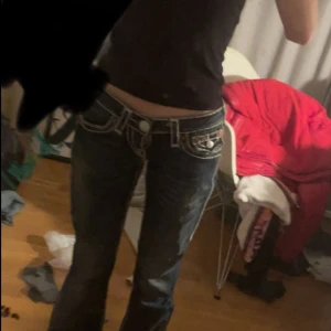 True religon jeans - Bra/ helt okej skick. Sydde på sidan för de var skinny först men nu e de bootcut. Priset kan diskuteras❤️