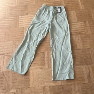 Gröna tunna byxor - VMCARMEB HW WIDE PULL-ON PANT NOOS från vero moda! Aldrig använt då de är för små för mig! De är typ midwaist 