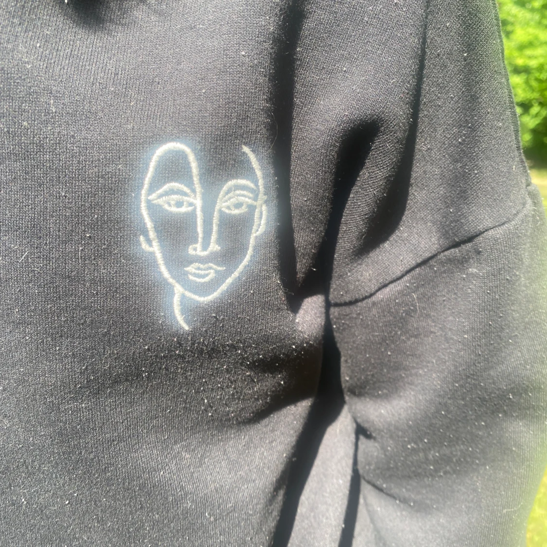 Svart hoodie med detalj
