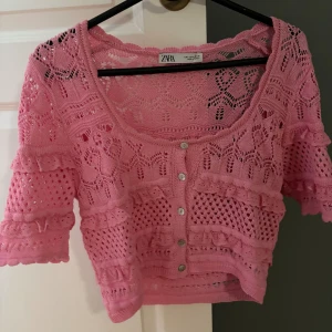 INTRESSEKOLL - Kollar intresset på denna gulliga rosa topp från zara. Använd några gånger. Fint skick, storlek S 