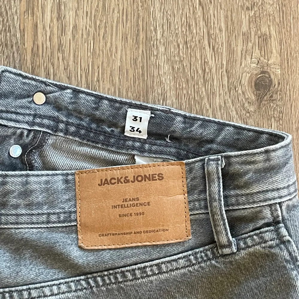 Säljer nu ett par riktigt snygga Jack & Jones Jeans i riktigt bra skick. Nypris är 799kr och säljer dom här för bara 350kr. Inte speciellt använda och är i riktigt bra skick.. Jeans & Byxor.