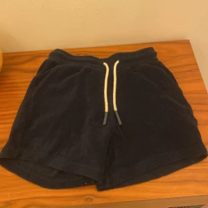 Frotte shorts - Hej! Säljer mina mörkblåa Frotte shorts jag köpte förra sommaren från OAS company. Säljer de eftersom de är för små. De är i storlek 12 år vilken motsvarar 152. Skriv till mig privat om du undrar något. Mvh Arvid 🙌