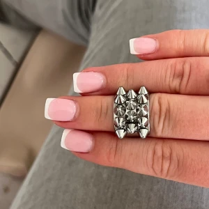 Edblads ring - Äkta edblads ring i silver. Säljer denna ring som är mycket populär just nu på grund utav att jag bara använder guld smycken. Mycket fin ordinarie pris 400kr.