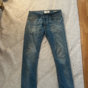 Taylor tweed jeans - Storlek 31. De är mycket bra skick förutom lappen där bak som är lite lös. Hör av er vid frågor 