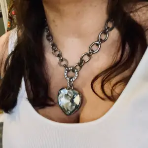 Ett vintage chunky necklace med ett stort ”diamant” hjärta. Halsbandet köptes under sent 90tal vet ej vart, hittar inte heller något ingraverat på halsbandet. Halsbandet är tungt och stabilt. Pris kan diskuteras