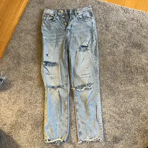 Håliga jeans i använt skick
