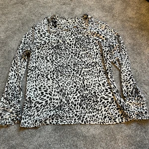Superfin blus - Verkligen så fin blus från DKNY! Toppenskick 