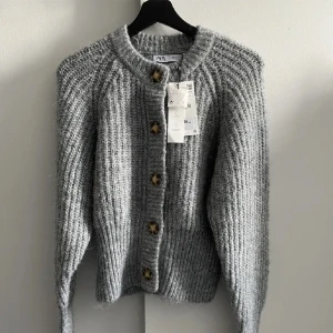 Stickad kofta zara  - Grå stickad kofta från zara aldrig använd lappen kvar 