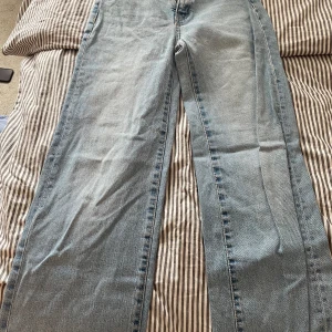 Ett baggy jeanspar från L157 - Jag säljer 2 par jeans, ett par lite mer använda, har haft den i 2 år, bra skick! Säljer ena paret för 100 och andra för 90, det lite mer använda, om man vill ha båda skriv, om man vill ha ett par, skriv❤️