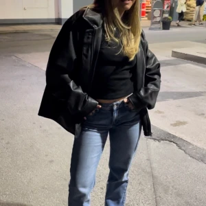 Skinnjacka  - Säljer denna supersnygga skinnjacka från H&M!! Storlek: L men blir snyggt oversized  250kr plus frakt