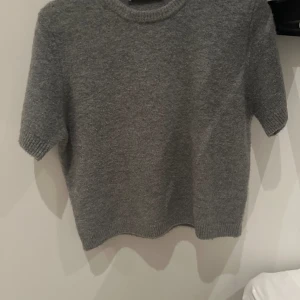 Grå stickad t-shirt - Tröja från zara, storlek XL men passar mig som brukar ligga runt storlek S. Använd fåtal gånger 