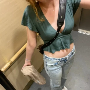 Grön knyt topp - Jätte fin grön topp med knytning i ryggen som ej används längre! Använd fåtal gånger, bra skick ❤️ köpt på brandy i Italien! Alla bilder är mina egna! 