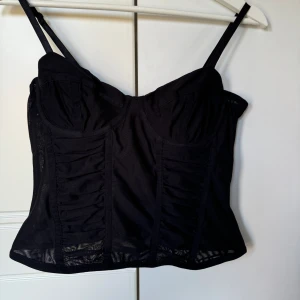 Linne korsett - Linne i korsett modell. Cropped.  Aldrig använd. Prislapp sitter kvar. Pris kan diskuteras, kom med förslag 