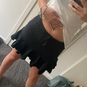 Söt svart kjol - Supersöt svart minikjol från Shein. Ganska stretchig.💕 XS men passar även S.