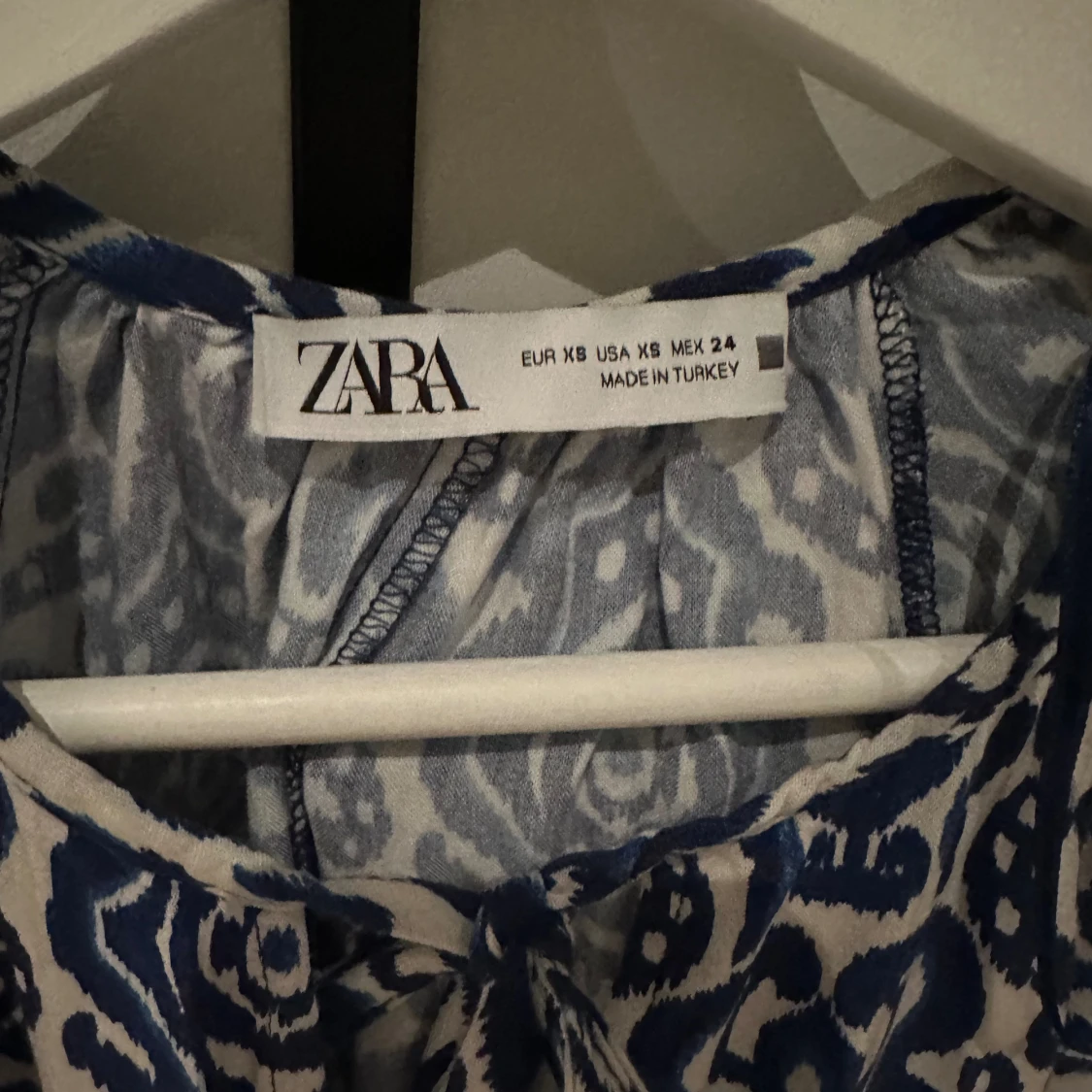 Blå o vit mönstrad klänning från Zara - 90