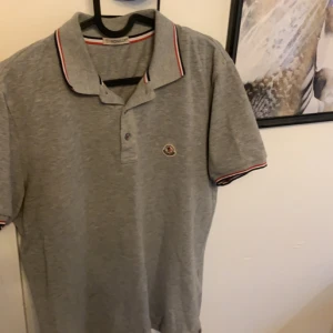 Moncler piké  -  Säljer denna snygga moncler piké, skick 9/10, strlk M, hör av er vid eventuella funderingar🙌