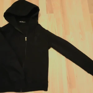 🥶Tuttolente Hoodie🥶 - As fet tuttolente hoodie som tyvärr blivit för liten. Den är använd men i fint skick och utan några skador eller märken. Storlek medium men sitter ganska tight så passar  small också. Nypris: 1700. Skriv för fler bilder eller om du har frågor! : )