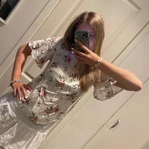Blommig blus - Supersöt blommig blus med volangärmar. Älskar verkligen den men den kommer tyvärr aldrig till användning. 💕 såååå skönt material