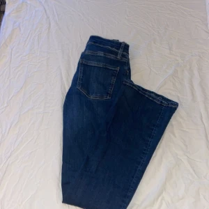Low Waits zara jeans  - Säljer dessa jeans från zara, super fina och knapp använda, sitter low waist och bootcut💘💘💘storlek 34💘pris kan diskuteras 💘💘💘