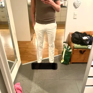 Polo RL Bedford Trousers Slim Fit - Säljer nu mina superfräscha vita byxor från ralph lauren. Beställde dem utomlands och det visar sig att storleken är för tajt. Helt oanvända och i nyskick!  Nypris: 1999kr Mitt Pris: 1800kr  Skriv privat för mer info och fler bilder!!