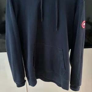 Canada Goose Huron Hoody Atlantic NavyStorlek L. 8.5/10 cond . Köpt på Careofcarl. Kvitto finns - Canada Goose Huron Hoody Atlantic Navy Storlek L. 8.5/10 cond  Köpt på Careofcarl.  Kvitto finns. 