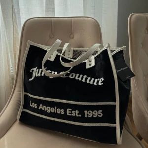 Juicy Couture Väska - Jätte fin Juicy Couture väska i velour, helt oanvänd med prislappen kvar Nypris: 1300kr