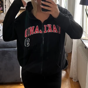 Zip-hoodie - Svart Zip-hoodie med tryck i storlek M.