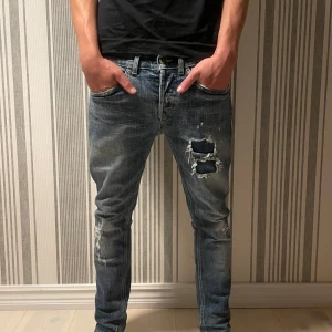 Dondup jeans - Hej vi säljer nu ett par Dondup jeans som är i väldigt bra skick. Lappen vid midjan är lite sönder. Killen  är 180cm lång och väger ungefär 60 kilo. Det är Modellen George vilken är den populäraste just nu! Hör av dig till oss om du är intresserad.🤝⚜️