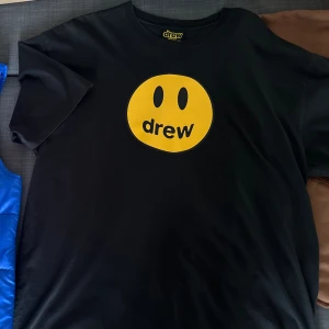 Drew House mascot tee - Säljer den här tishan från Drew House i storlek XXL. Använd men i bra skick. 