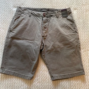 Shorts herr - Helt nya shorts med prislapp, köpta sedan ett år tillbaka utan användning, priset är förhandlingsbart.