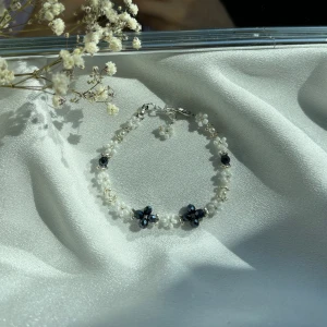 Handgjort armband 🤍 - Vid köpet av flera armband samtidigts ett paketpris kan fixas+ en present på köpet🩵🤍besök vår profil för mer