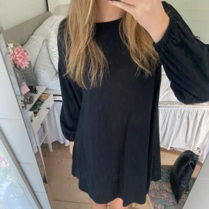 Klänning - Svart långärmad klänning, Såå skön och perfekt till alla tillfällen!