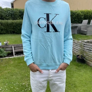 Calvin Klein  - Säljer nu denna Calvin Klein sweatshirt då den inte kommer till användning. Har några små märken som borde gå bort om man tvättar den noggrant, därav det låga priset.