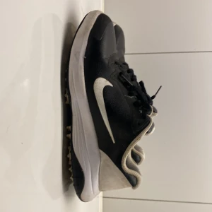 Nike golf - Tjena jag säljer nu mina gamla golfskor. De är jätte sköna men de passar normalt i storleken.  Skicket är okej typ 5/10.  Hör av er vid funderingar. ✌🏼