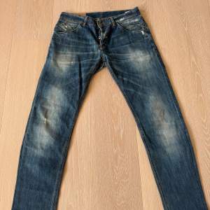 Riktigt snygga och populära dondup jeans i modell George storlek 33 Hör av er för frågor eller funderingar 