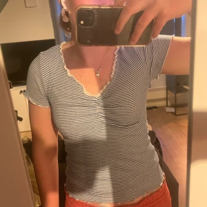 Randig topp - Blå och vit randig topp med spets i halsen 