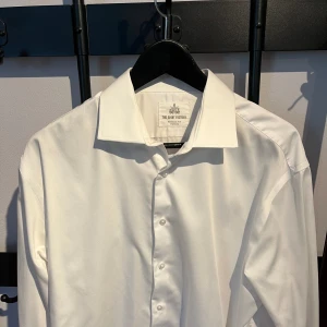 The shirt factory skjorta - Skjorta från the shirt factory. Jag köpte den för ett bröllop och har därmed endast använt den en gång. Storlek 41 (L)