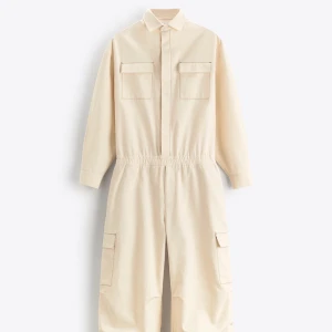 Overall från Zara - Vit overall från zara. Helt oanvänd. Prislappen sitter kvar. Nypris 1295kr