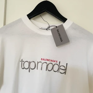 Balenciaga T-shirt - Exklusiv t-shirt från Balenciaga som säljes pga att den inte kommer till användning.  Storlek: S Skick: extremt bra Passform: oversized  Nypris: 6000 SEK  Hör av er för fler bilder eller andra frågor!