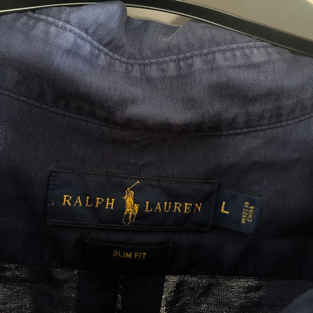 Polo Ralph lauren linneskjorta . Storlek L men sitter mer som en M. Skick 8/10. 100% Linne.  Vid mer frågor så skriv till mig. Skjortor.