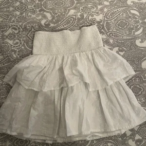 Vit Kjol från Kappahl - Vit kjol från Kappahl, har används endast en gång så den är i nyskick. Ordinarie pris 500kr. 