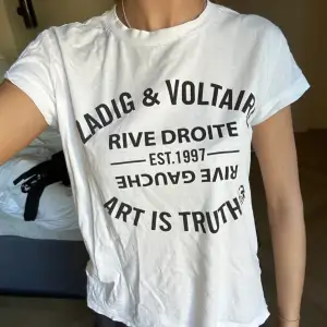 Säljer denna t shirt från Zadig & Voltaire. Bra skick💗💗 Köptes för ca 1200.