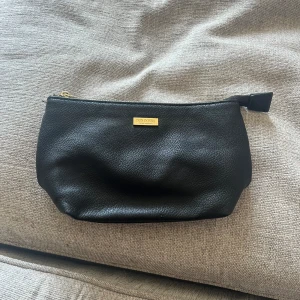 Necessär  - Helt ny! Jätte fin necessär!