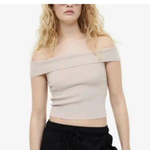 Topp - Beige offshoulder topp från hm i storlek s🤍🥂