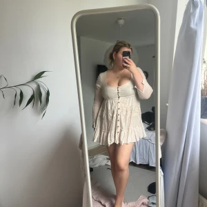 Somrig klänning  - Jättefin somrig klänning.❣️den har lite slitage bland annat några fläckar som Man kan se på sista bilden. Men man ser bara det på nära håll.  Köparen står för frakt ❣️💕