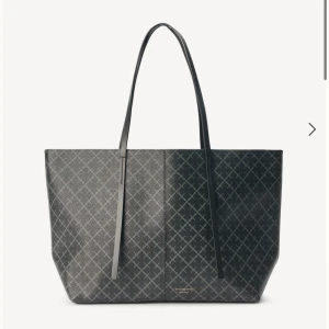 Marlene Birger väska - Marlene Birger väska, använd endast en gång.   Säljer då jag fick den i present men aldrig kommit till användning. Använt den 1 gång.  Nypris 2800kr, mitt pris 2000kr