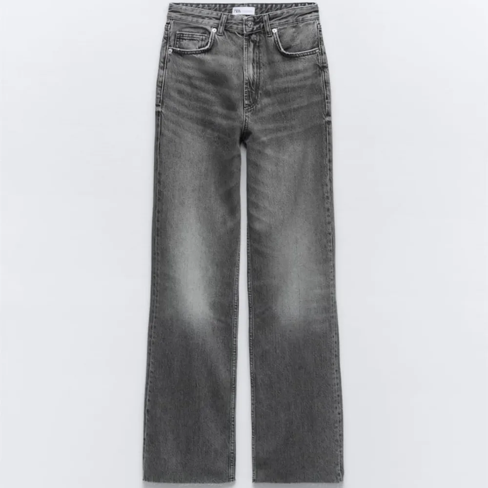 Säljer dessa gråa högmidjade jeans köpa från Zara. Stl 38. Aldrig använda . Jeans & Byxor.