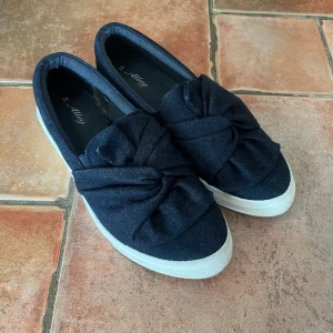 Blåa sneakers  - Blåa sneakers i storlek 38. 🩷